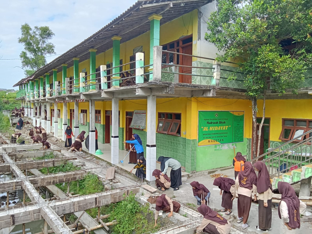Kegiatan Jum’at Bersih: Menumbuhkan Kepedulian dan Budaya Hidup Sehat di Lingkungan Madrasah